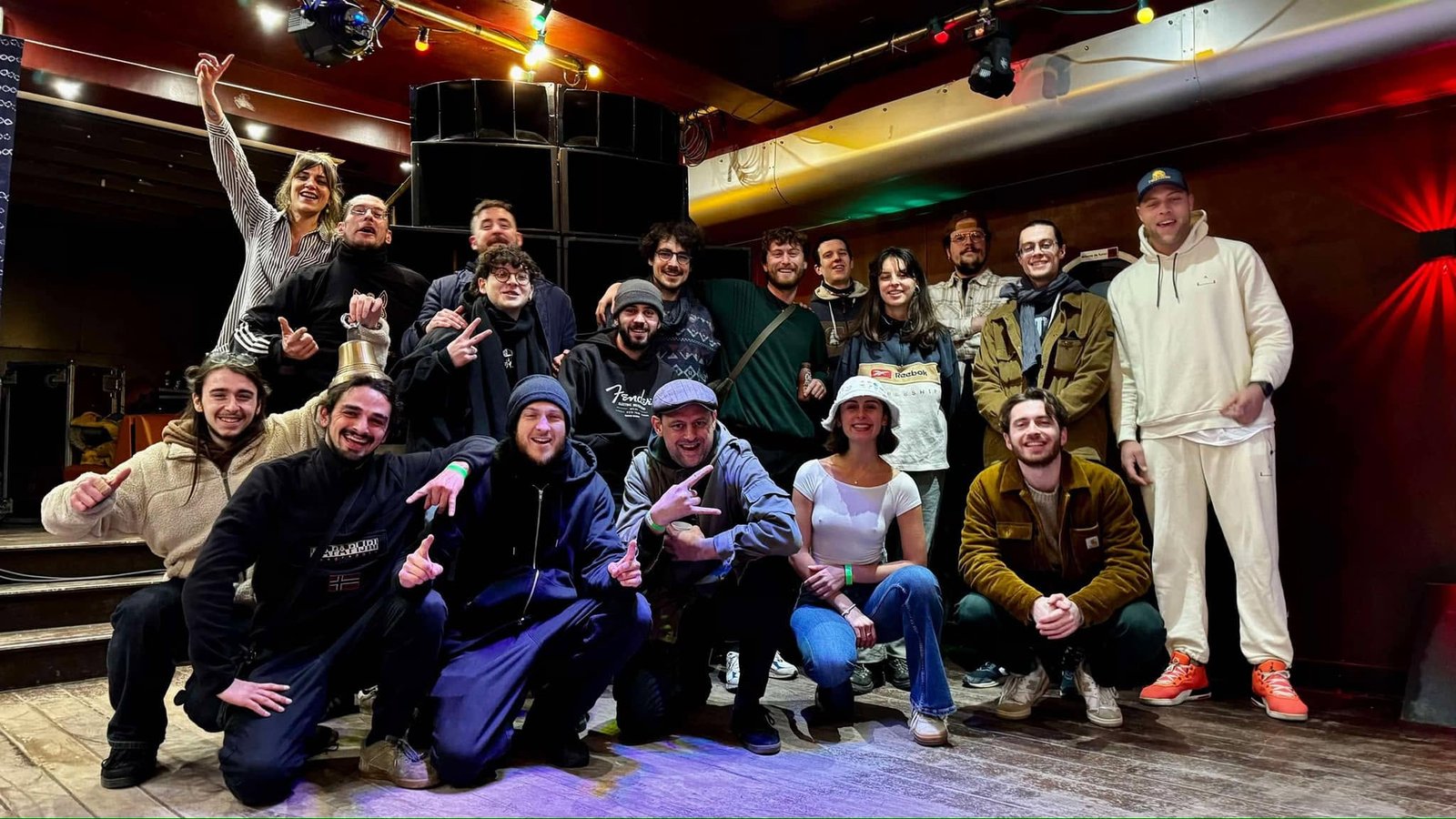 L'équipe et les artistes du Seine Dub Club réunis devant le sound system